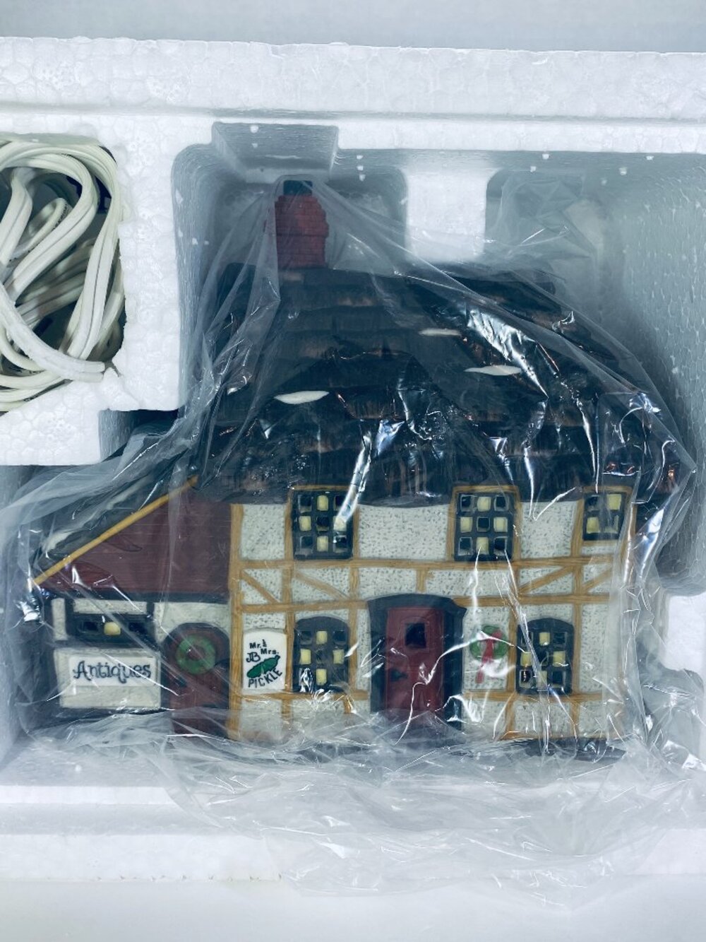 VNTG Dept 56 Mr & Mrs Pickle Dickens Village Series Retired 58246 Light, Box